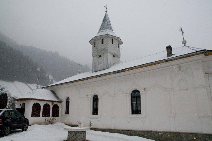 Biserica - vedere exterioară